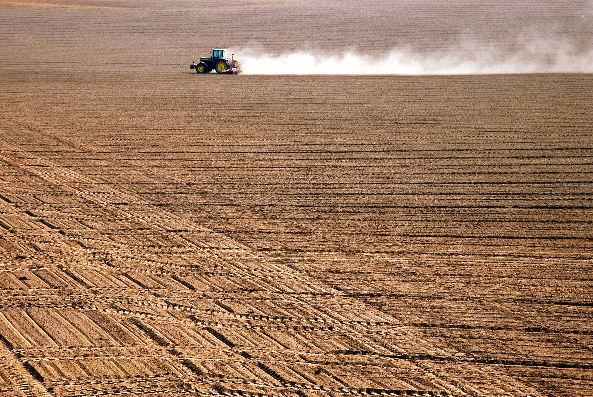 Trator preparando o solo para plantio